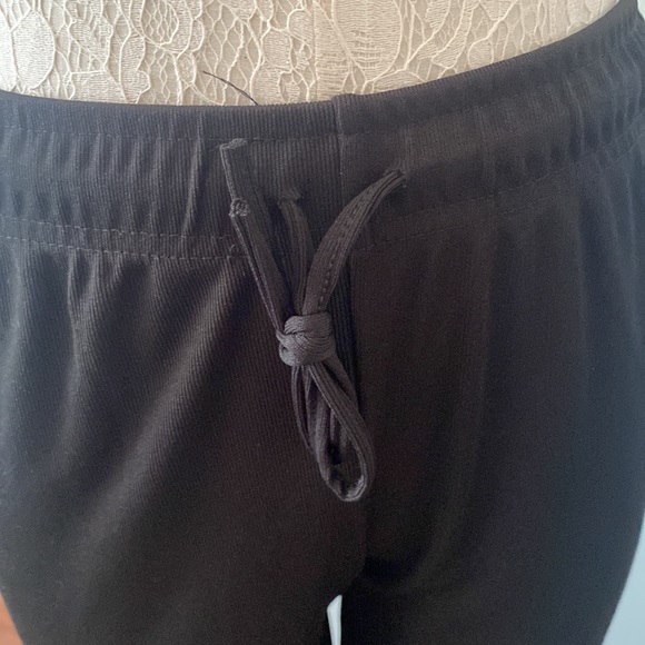 Coco & Carmen NWT black stretchy crop pants - Picture 2 of 7